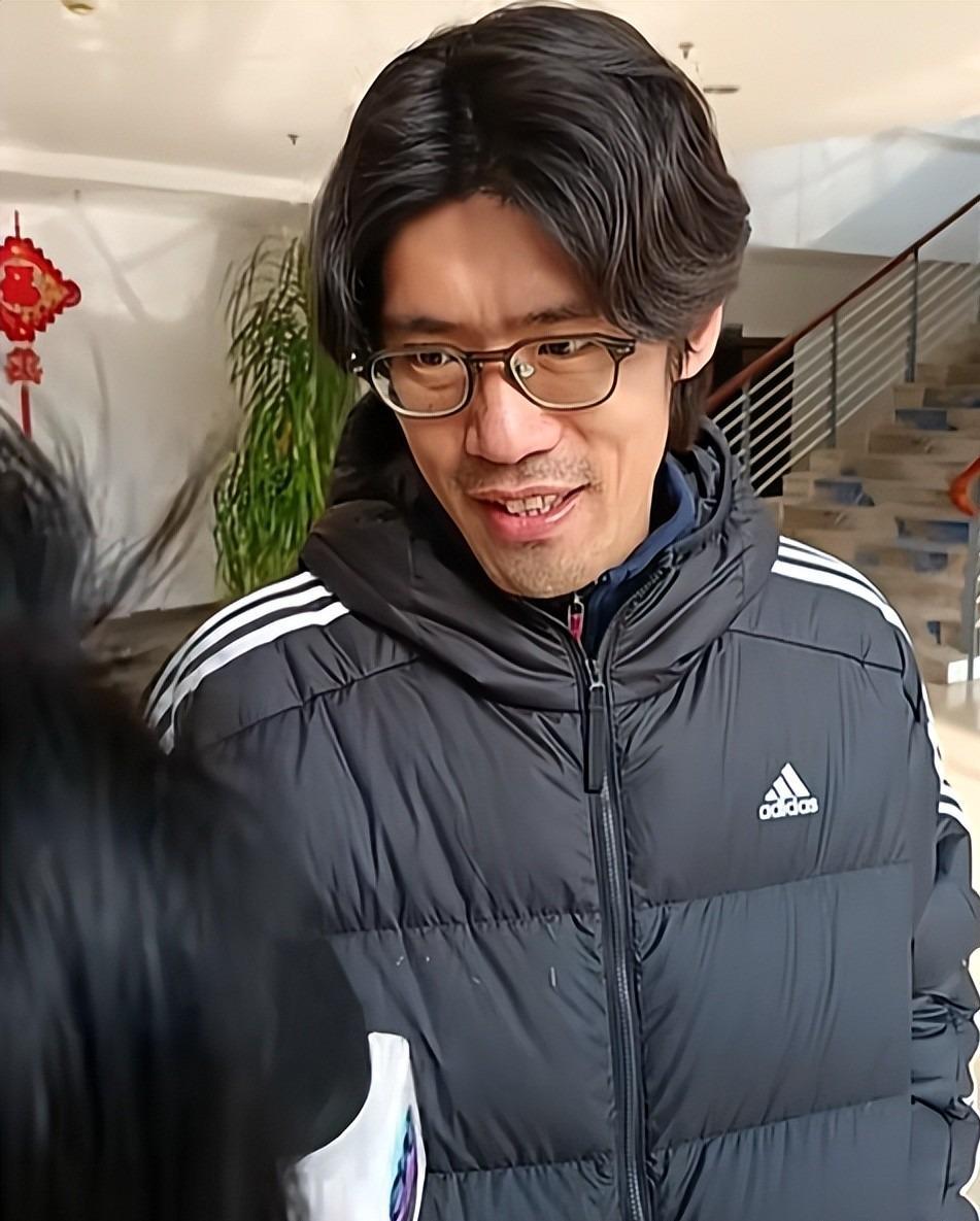 他是上海足球名宿,豪取4个中超冠军,36岁退役,如今接班徐根宝
